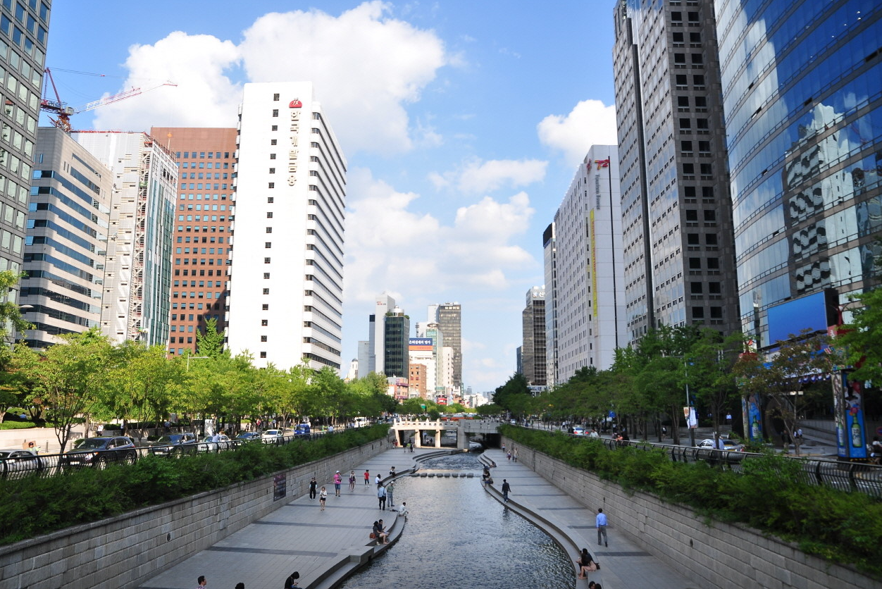 Cheonggyecheon seen from the city center