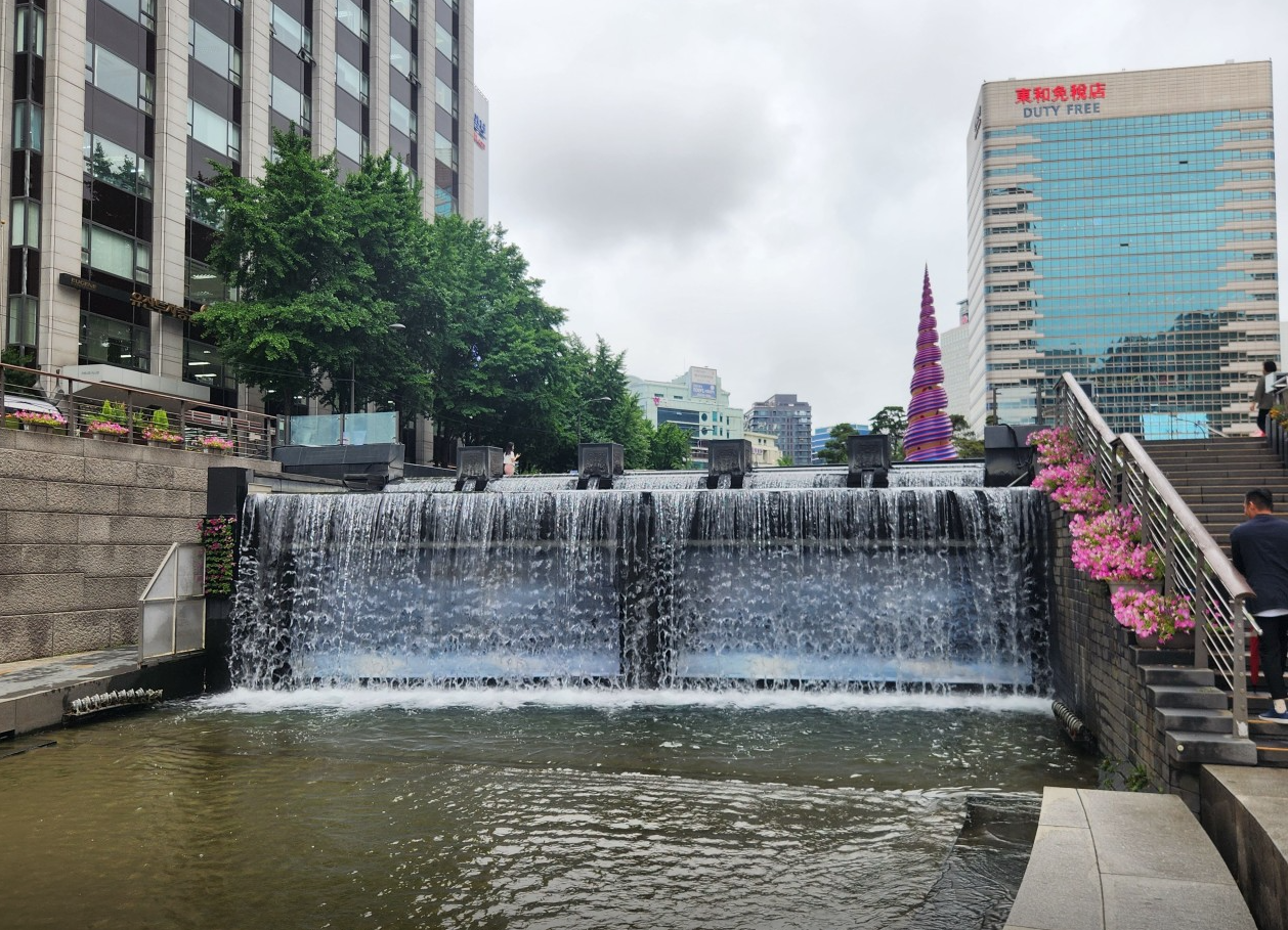 Mini Falls in Cheonggyecheon Stream